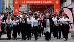 Cafe Race Paris, Tradisi Seru Pelayan Adu Ketangkasan Bawa Nampan