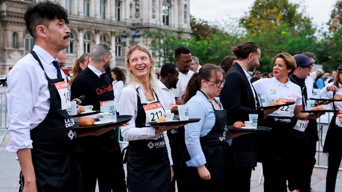 Cafe Race Paris, Tradisi Seru Pelayan Adu Ketangkasan di Nampan Jalanan Paris, Prancis, dipenuhi keriuhan dan tawa saat para pelayan kafe mengikuti Cafe Race 2025, Sabtu (21/9/2025). Dalam perlombaan legendaris ini, peserta ditantang untuk berlari sambil membawa nampan berisi secangkir kopi, croissant, dan segelas air tanpa menumpahkan isinya. REUTERS/Stephanie Lecocq