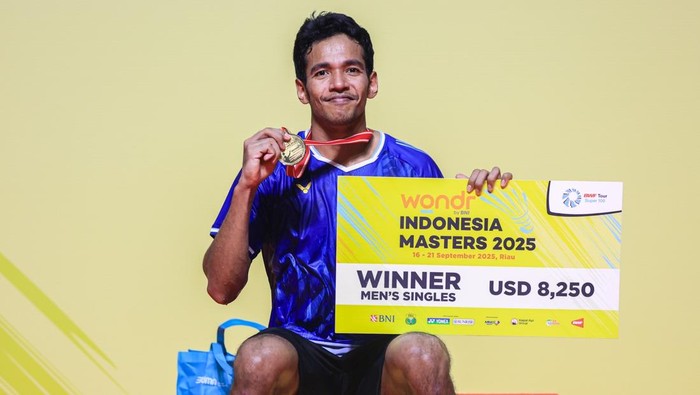 Chico meraih gelar Indonesia Masters 2025 usai mengalahkan Jeon Hyeok Jin dari Korea Selatan, pada Minggu (21/9/2025). Dia menang setelah menyelesaikan pertandingan tiga gim dengan skor 13-21, 21-9, 21-17.