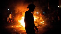 Hingga malam hari, situasi di pusat kota Manila masih mencekam. REUTERS/Lisa Marie David