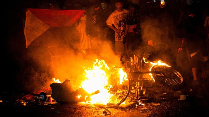 Demo Anti Korupsi di Manila Makin Memanas, Kendaraan Dibakar Massa Aksi protes besar-besaran menentang dugaan korupsi dalam proyek pengendalian banjir di Manila, Filipina, berubah menjadi kericuhan pada Minggu (21/9/2025). Puluhan ribu demonstran yang berkumpul di sekitar Jembatan Mendiola bentrok dengan aparat keamanan saat mencoba menerobos barisan polisi menuju Istana MalacaΓ±ang. REUTERS/Lisa Marie David