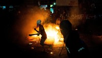 Puluhan ribu demonstran yang berkumpul di sekitar Jembatan Mendiola bentrok dengan aparat keamanan saat mencoba menerobos barisan polisi menuju Istana Malacañang. REUTERS/Lisa Marie David
