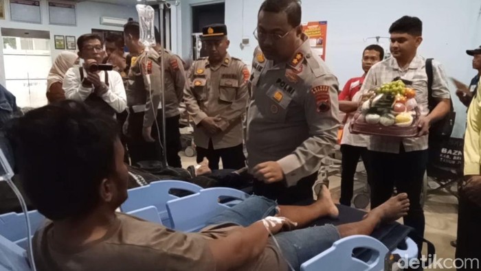Dua pekerja korban teras KPT ambruk dijenguk Kapolres di RSUD Brebes.