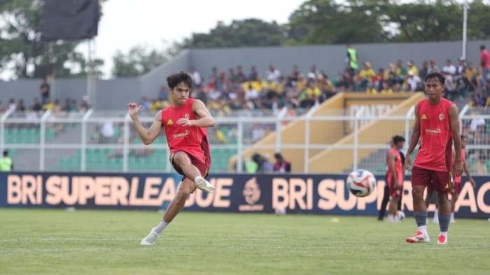 Dua pemain PSM Makassar Victor Dethan dan Fachrul Aditia latihan di Stadion Gelora BJ Habibie jelang lawan Persija Jakarta dalam laga Super League 2025/2026.