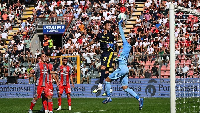 CREMONA, ITALY - SEPTEMBER 21: Goalkeeper Emil Audero of US Cremonese and Enrico Delprato of Parma Calcio 1913 fight for the ball during the Serie A match between US Cremonese and Parma Calcio 1913 at Stadio Giovanni Zini on September 21, 2025 in Cremona, Italy. (Photo by Marco M. Mantovani/Getty Images)