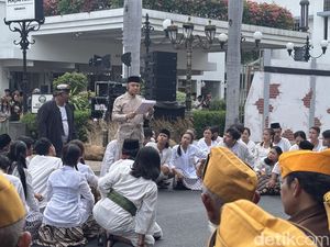 Walkot Eri Perankan Residen Soedirman Saat Teatrikal Perobekan Bendera