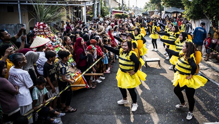 Sejumlah warga menghadiri Festival Bukit Jatiwayang 2025 bertajuk Tetandur di Kampung Jatiwayang, Semarang, Jawa Tengah, Minggu (21/9/2025). Festival tersebut diselenggarakan dengan tujuan untuk merawat ingatan kolektif, melestarikan serta memperkenalkan tradisi, memperkuat ikatan sosial masyarakat, dan sebagai ruang refleksi atas sejarah warga Jatiwayang, khususnya terkait pengalaman pemindahan paksa dari Pantiwilasa ke Bukit Jatiwayang (Ngemplak Simongan). ANTARA FOTO/Aprillio Akbar