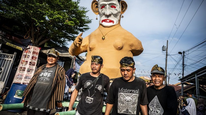 Festival Bukit Jatiwayang, Jejak Sejarah yang Dirawat Lewat Kebersamaan Sejumlah warga menghadiri Festival Bukit Jatiwayang 2025 bertajuk Tetandur di Kampung Jatiwayang, Semarang, Jawa Tengah, Minggu (21/9/2025). Festival tersebut diselenggarakan dengan tujuan untuk merawat ingatan kolektif, melestarikan serta memperkenalkan tradisi, memperkuat ikatan sosial masyarakat, dan sebagai ruang refleksi atas sejarah warga Jatiwayang, khususnya terkait pengalaman pemindahan paksa dari Pantiwilasa ke Bukit Jatiwayang (Ngemplak Simongan). ANTARA FOTO/Aprillio Akbar