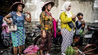 Selain mengangkat seni dan tradisi lokal, festival ini juga berfungsi memperkuat ikatan sosial antarwarga. Generasi muda diajak mengenal sejarah kampung mereka, sementara para orang tua berbagi kisah tentang perjuangan hidup di masa lalu. Semua menyatu dalam semangat kebersamaan. ANTARA FOTO/Aprillio Akbar