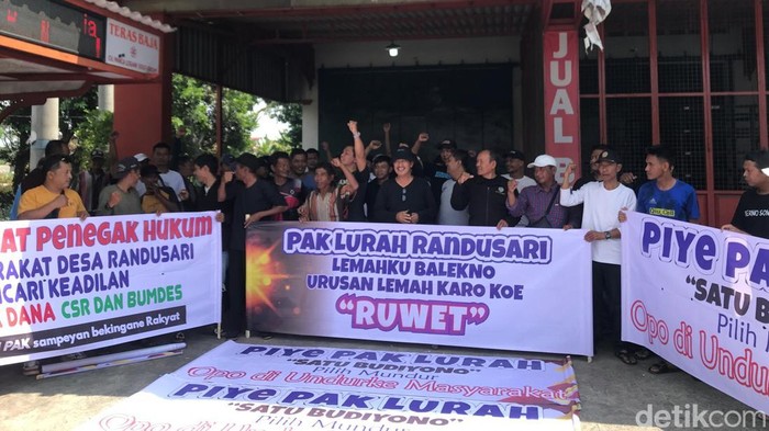 Forum Masyarakat Randusari, Teras, Boyolali memasang spanduk protes Kadesnya yang diduga menyerobot tanah kas desa.