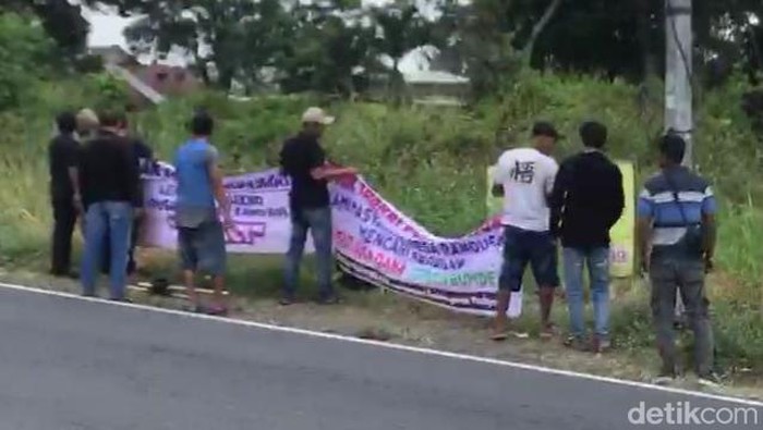 Forum Masyarakat Randusari, Teras, Boyolali memasang spanduk protes Kadesnya yang diduga menyerobot tanah kas desa.