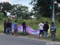 Warga Pasang Spanduk di Jalan, Protes Kades Randusari Diduga Serobot Tanah