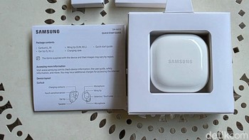 Kelengkapan yang ada di dalam kemasan Galaxy Buds Core. Terdapat sepasang earbud Buds Core dan Case, 3 Set Eartip ukuran S, M, dan L, kemudian 2 Set Wingtip, dan tentu saja dokumen terkait. Foto: Fyk/detikinet