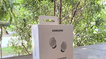 Samsung resmi meluncurkan Galaxy Buds Core di Indonesia. Perangkat true wireless stereo (TWS) ini siap memanjakan telinga dengan harga terjangkau. Ini penampakan kemasan bagian depannya. Foto: Fyk/detikinet