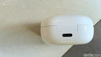 Penampakan port USB-C untuk mengisi daya. Foto: Fyk/detikinet