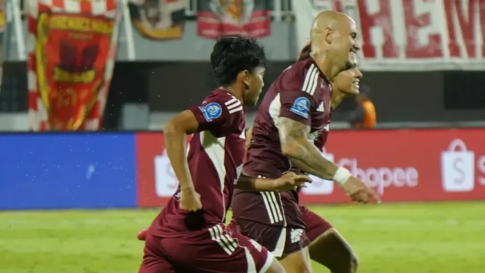 Gelandang PSM Savio Roberto mencetak gol ke gawang Persija Jakarta di Stadion Gelora BJ Habibie dalam laga Super League 2025/2026.