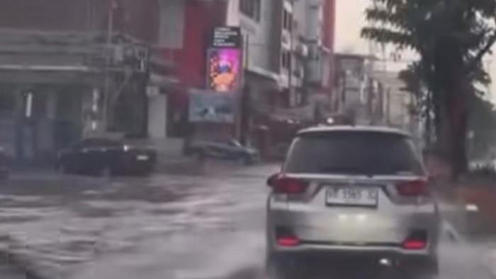 Genangan air yang terlihat di sejumlah ruas jalan kota Palembang.