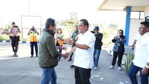 Gubernur NTT, Meski Laka Lena, didampingi Bupati Rote Ndao, Paulus Henuk, saat menjemput Menteri KKP, Sakti Wahyu Trenggono di Bandara D.C. Saudale, Rote Ndao.