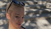 Wajah semringah Hyoyeon dengan make up sangat minimalis menikmati waktu santainya di Bali. (Foto: Instagram @hyoyeon_x_x)