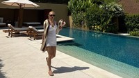 Bali vibe, tulis Hyoyeon yang bersiap untuk nyebur ke kolam renang di tengah cuaca Bali yang cerah pada Minggu (21/9/2025). (Foto: Instagram @hyoyeon_x_x)