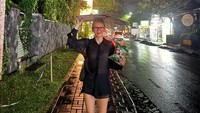 Sore dan malam harinya, Hyoyeon juga sempat berjalan-jalan, padahal hujan sudah mulai turun. Hyoyeon terlihat santuy melindungi kepalanya dari air hujan menggunakan kardus. Dia santai banget berjalan, tangan kanan memegang kardus dan tangan kiri memegang camilan. (Foto: Instagram @hyoyeon_x_x)