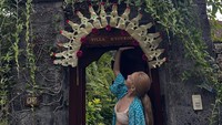 Hyoyeon menginap di The Pavilions Bali. Dia sempat dikira punya vila pribadi karena menginap di vila bernama Vila Hyoyeon. Ini momen Hyoyeon memperlihatkan nama vila tempatnya bermalam. Pantes suka ke Bali ternyata punya Villa di Bali, kata akun niko**. Secinta itu sama Bali ya Mbak Hyo, tulis akun sugar***. (Foto: Instagram @hyoyeon_x_x)