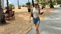 Setelah Uluwatu, Hyoyeon main-main ke Sanur. Lihatlah vibes Hyoyeon jalan-jalan santai di Sanur. (Foto: Instagram @hyoyeon_x_x)