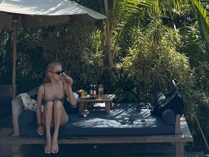 Hyoyeon santai liburan di Bali.