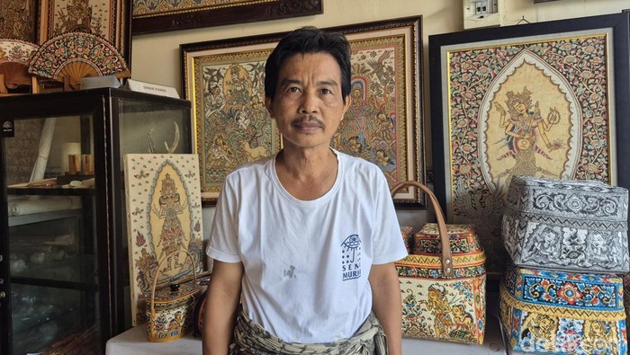 I Wayan Pande Sumantra, salah satu perajin lukisan Kamasan. (Foto: Ni Komang Ayu Leona W/detikBali)