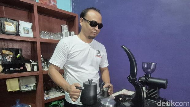 Jery (kaus hitam) dan Iwan (kaus putih) saat meracik kopi.