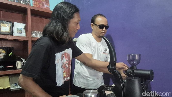 Jery (kaus hitam) dan Iwan (kaus putih) saat meracik kopi.