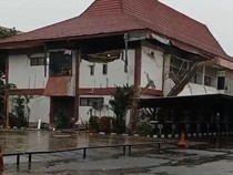 Kantor Bapenda Sumsel Rusak Usai Diterjang Angin Kencang Disertai Hujan
