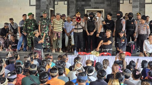 Kapolres Karangasem AKBP Joseph Edward Purba saat memberikan imbauan kepada masyarakat yang bersitegang di Desa Adat Bugbug, Karangasem, Bali, Minggu (21/9/2025). (Foto: Dok. Polres Karangasem)