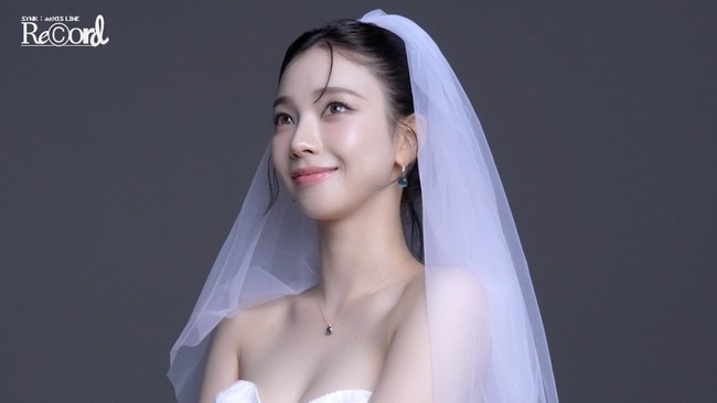 Karina aespa kerap mencuri atensi dengan visualnya yang unreal bak AI. Kali ini, leader grup KPop aespa itu viral karena aura elegannya yang terpancar dalam balutan gaun pengantin. Foto: dok. SM Entertainment