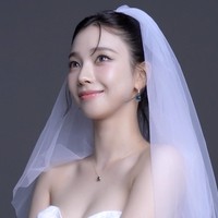 Karina aespa kerap mencuri atensi dengan visualnya yang unreal bak AI. Kali ini, leader grup KPop aespa itu viral karena aura elegannya yang terpancar dalam balutan gaun pengantin. Foto: dok. SM Entertainment