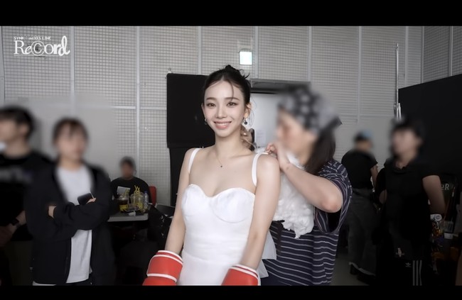 Penampilan itu ditampilkan Karina aespa untuk VCR yang diputarkan selama konser aespa LIVE TOUR SYNK: aeXIS LINE di Seoul bulan lalu. Kini SM Entertainment membagikan momen di balik layar persiapannya didandani bak pengantin. Foto: dok. SM Entertainment