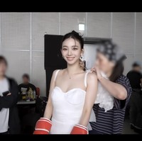 Penampilan itu ditampilkan Karina aespa untuk VCR yang diputarkan selama konser aespa LIVE TOUR SYNK: aeXIS LINE di Seoul bulan lalu. Kini SM Entertainment membagikan momen di balik layar persiapannya didandani bak pengantin. Foto: dok. SM Entertainment