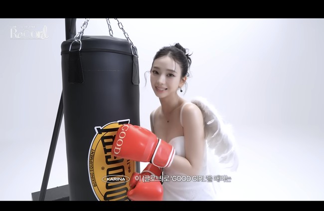 “Hari ini syuting VCR konser DAY 1. Rasanya seperti menikah denganku. Belum lama ini aku melakukan tinju dengan pelatih fitness. Aku tidak menyangka akan melakukannya di lokasi syuting,” ujar Karina aespa. Foto: dok. SM Entertainment