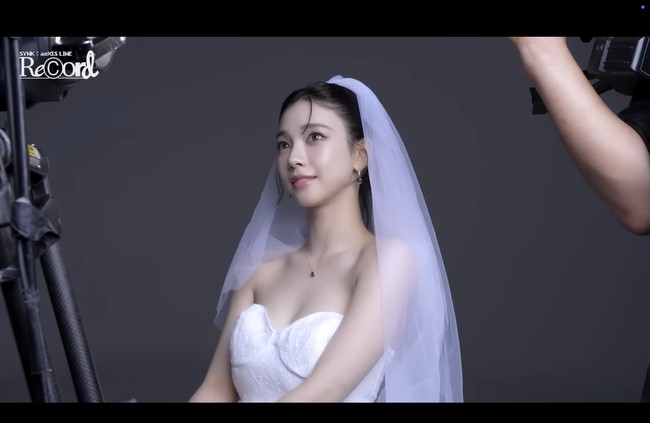 Untuk sesi pemotretan berikutnya, Karina aespa membuat staff seisi studio riuh saat memakai veil panjang, terpana dengan paras cantiknya. Foto: dok. SM Entertainment