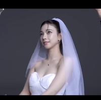 Untuk sesi pemotretan berikutnya, Karina aespa membuat staff seisi studio riuh saat memakai veil panjang, terpana dengan paras cantiknya. Foto: dok. SM Entertainment