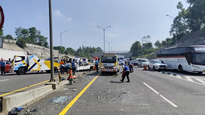 Kecelakaan di KM 99 Tol Cipularang. (