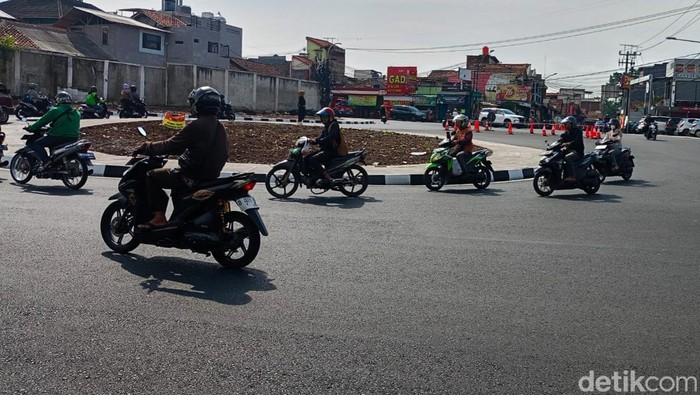 kendaraan melintas di bundaran jati cimahi yang baru selesai dibangun