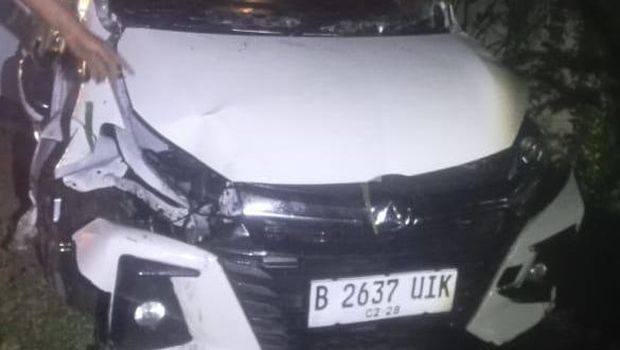Kendaraan yang terguling di Padalarang, Bandung Barat.