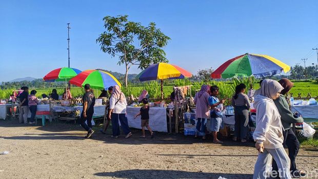 Kulineran fi Desa Tempos, Lombok Barat, Minggu (21/9/2025). (Ahmad Viqi/detikBali).