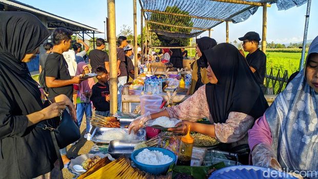 Kulineran fi Desa Tempos, Lombok Barat, Minggu (21/9/2025). (Ahmad Viqi/detikBali).