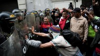 Massa aksi memenuhi jalanan dengan membawa bendera Peru, poster, dan spanduk bernada protes. Ketegangan meningkat ketika polisi menembakkan gas air mata untuk membubarkan demonstran, membuat suasana kian ricuh. REUTERS/Angela Ponce