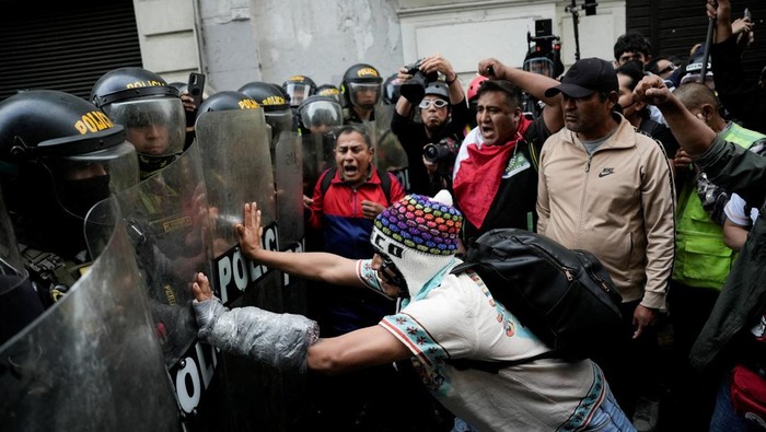 Lima Memanas, Warga Peru Turun ke Jalan Protes Presiden Dina Boluarte Suasana ibu kota Peru, Lima, memanas pada Sabtu (20/9/2025) ketika ribuan warga turun ke jalan memprotes pemerintahan Presiden Dina Boluarte. Aksi ini dipicu keputusan Kongres yang menyetujui penarikan sebagian tabungan pensiun swasta, kebijakan yang dikhawatirkan bisa membuat jutaan warga kehilangan dana pensiun mereka. REUTERS/Angela Ponce