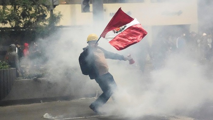 Suasana ibu kota Peru, Lima, memanas pada Sabtu (20/9/2025) ketika ribuan warga turun ke jalan memprotes pemerintahan Presiden Dina Boluarte. Aksi ini dipicu keputusan Kongres yang menyetujui penarikan sebagian tabungan pensiun swasta, kebijakan yang dikhawatirkan bisa membuat jutaan warga kehilangan dana pensiun mereka. REUTERS/Angela Ponce