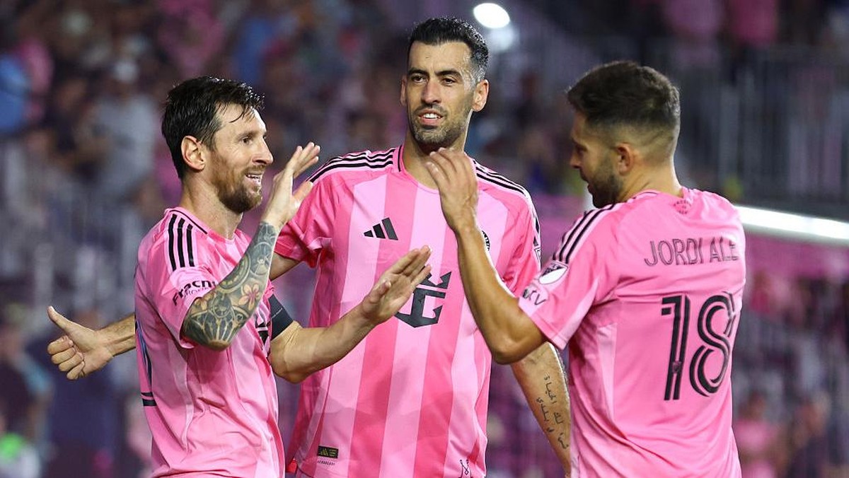 Lionel Messi akan ditinggal Sergio Busquets dan Jordi Alba yang akan pensiun (Foto: Getty Images/Megan Briggs)