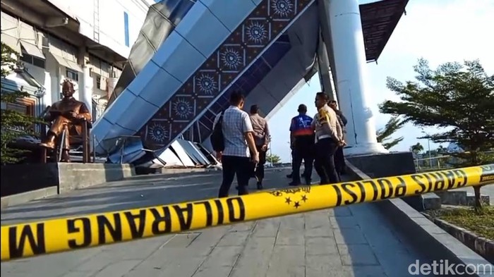 Lokasi teras KPT Brebes yang ambruk  dipasangi garis polisi.